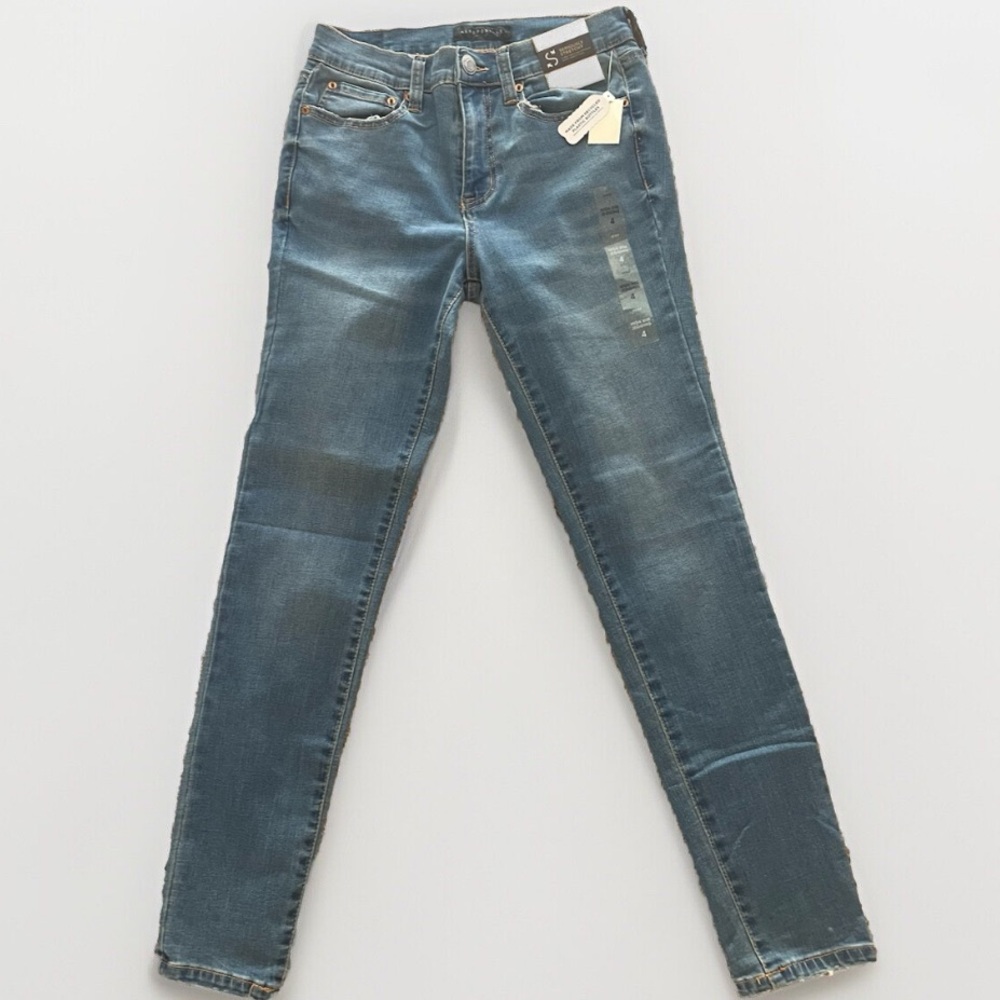 New with tags, Aeropostale high-rise jagging size 4